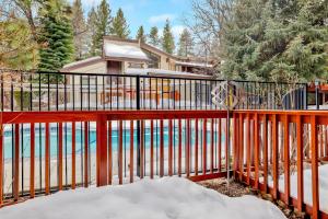 una valla roja con piscina frente a una casa en Smith summit chalet #2461 en Big Bear Lake