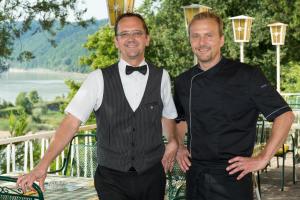 Dwóch mężczyzn stoi obok siebie. w obiekcie Hotel-Restaurant Faustschlössl w mieście Feldkirchen an der Donau