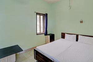 Cama ou camas em um quarto em OYO Jai Shri Mahakal Guest House