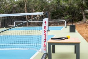 Stolní tenis v ubytování The Cedars Ranch nebo okolí