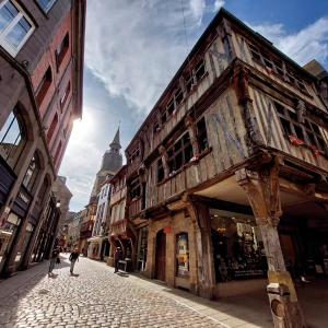 an old wooden building on a cobblestone street at cocooning centre Dinan in Dinan