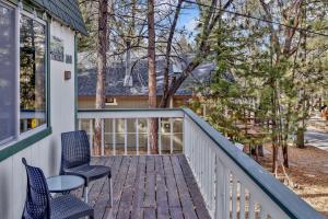 einen Balkon mit 2 Stühlen und einem Tisch auf einem Haus in der Unterkunft Pinewood inn #2093 in Big Bear Lake