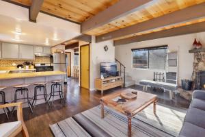 eine Küche und ein Wohnzimmer mit Holzdecke in der Unterkunft Pinewood inn #2093 in Big Bear Lake