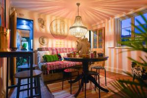 ein Wohnzimmer mit einem Tisch und einem Sofa in der Unterkunft Cheltenham 3 Bedroom Cottage-Neon Wonderland-Town Centre-Parking-Sleeps 6 