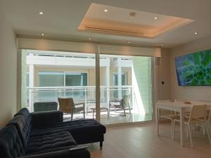 een woonkamer met een bank en een tafel bij Marina Club Adriatic Gibraltar - Studio Apartment in Gibraltar