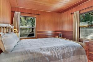 Tempat tidur dalam kamar di Top notch lodge #2056