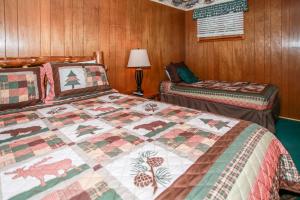 a bedroom with two beds with a quilt at Avalon hide out #1336 in Big Bear Lake