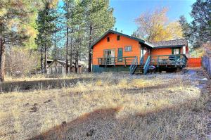 una casa naranja en medio de un campo en Vista pines #234, en Big Bear Lake