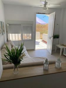 - une chambre avec un lit et une porte donnant sur une terrasse dans l'établissement La Juanita - Dosel, à Faro de Cullera 16 autres photos