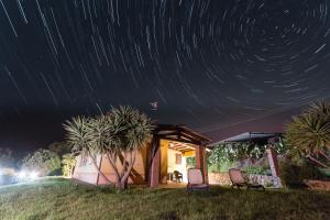 una noche estrellada con senderos estelares sobre una casa en Agriturismo Cupido, en Montiano