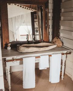 ein Bad mit einem Waschbecken und einem Spiegel in der Unterkunft Harmonie in Rivière Noire