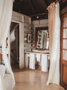 Zimmer mit einem weißen Tisch und einem Spiegel in der Unterkunft Harmonie in Rivière Noire