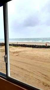 孔吉梅斯的住宿－Hotel Crucero，从窗户可欣赏到海滩美景