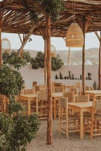 un gruppo di tavoli e sedie sotto un padiglione di Dreamsea Imsouane Morocco a Imsouane