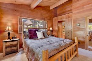 Tempat tidur dalam kamar di Cove lakeview cabin #2064