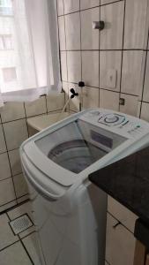 La petite salle de bains est pourvue de toilettes et d'un lavabo. dans l'établissement Apartamento na quadra do mar, à Itapema