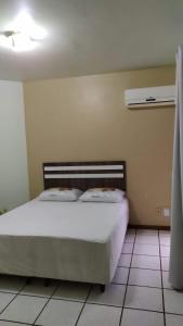 une chambre avec un lit dans une pièce dans l'établissement Apartamento na quadra do mar, à Itapema