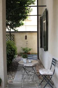une table et deux chaises assises à côté d'un bâtiment dans l'établissement B&B La Casetta, à Induno Olona