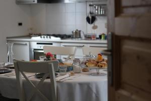 - une table avec une assiette de nourriture dans la cuisine dans l'établissement B&B La Casetta, à Induno Olona