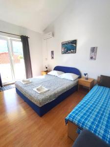 um quarto com 2 camas e uma janela em Apartment Jelas em Živogošće