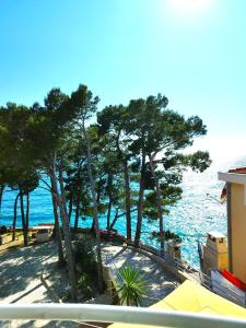 - Balcón con vistas al océano en Apartment Jelas, en Živogošće