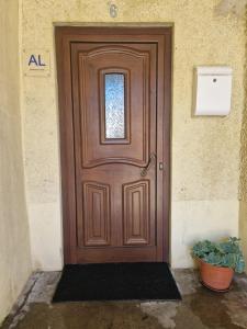 una puerta de madera en un edificio con una maceta en Casa da Avó - Barroca en Barroca