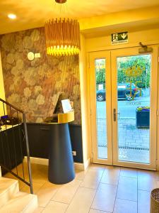 a restaurant with a counter and a front door at I Tre Re in Bardolino