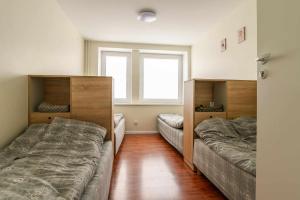 1 dormitorio con 2 camas y ventana en Svečių namai Respublikos 20, en Mažeikiai