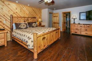 1 dormitorio con 1 cama grande de madera en una habitación en Angel view chalet #885, en Big Bear Lake