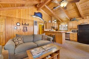 a living room with a couch and a kitchen at Oriole cottage #621 in Big Bear Lake