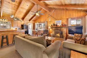 ein Wohnzimmer mit einem Sofa und einem Kamin in der Unterkunft Oriole cottage #621 in Big Bear Lake