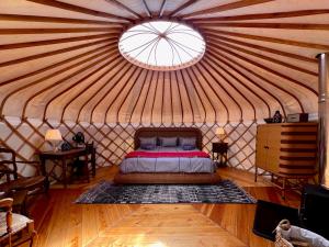 ein Schlafzimmer mit einem Bett in einer Jurte in der Unterkunft Casa Beatnik Hotel in Santiago de Compostela