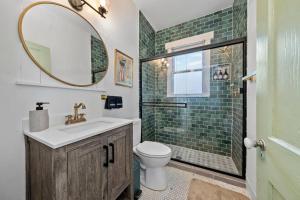 een badkamer met een wastafel, een toilet en een spiegel bij Central Apt Near DT, Pearl, Breckenridge Park in San Antonio +34 foto's