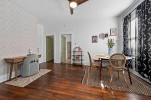 a dining room with a table and chairs at Central Apt Near DT, Pearl, Breckenridge Park in San Antonio