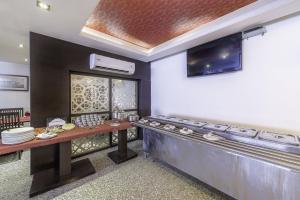 TV a/nebo společenská místnost v ubytování Hotel Raya Inn