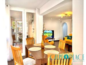 uma sala de jantar com mesa e cadeiras em Delfín a 100 metros de la playa em Calpe