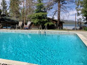 una piscina de agua azul frente a una casa en Twin pines #111, en Big Bear Lake