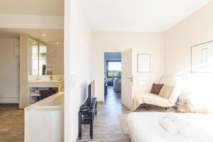 a bedroom with a bed and a bathroom with a tub at Appartement vue sur la baie de St Briac in Saint-Briac-sur-Mer