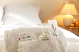 a hotel room with towels on a bed at Appartement vue sur la baie de St Briac in Saint-Briac-sur-Mer