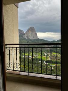 een balkon met uitzicht op een berg bij Vista Azul Apart Hotel - Vista Pedra Azul in Domingos Martins