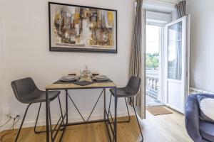 - une salle à manger avec une table et des chaises dans l'établissement Le Béatrix - Studio vue sur la Mayenne, à Laval