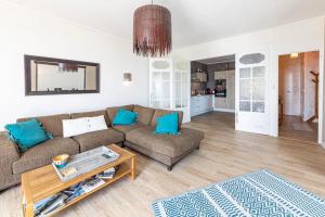康卡勒的住宿－Imprenable vue sur mer de Cancale，客厅配有沙发和桌子
