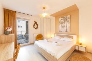 a bedroom with a bed with two towels on it at La Kloserie appartement en résidence in Saint Malo