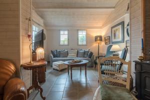 uma sala de estar com um sofá e uma mesa em Maison idéale au bord de mer em La Plaine-sur-Mer