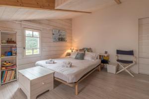 um quarto com uma cama, uma secretária e uma cadeira em Maison idéale au bord de mer em La Plaine-sur-Mer