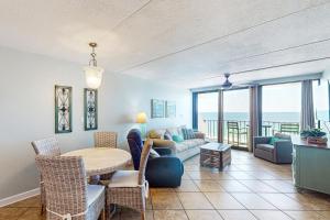 una sala de estar con una mesa y un sofá en Island Winds East 809, en Gulf Shores