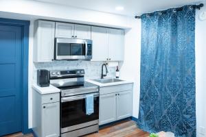 Η κουζίνα ή μικρή κουζίνα στο Vasanoja Suite 102, Hyland Hotel