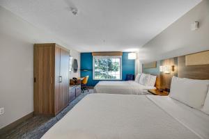 Holiday Inn Express Hotel & Suites Portland - Jantzen Beach, an IHG Hotel tesisinde bir odada yatak veya yataklar