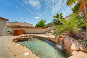 uma piscina num quintal com um escorrega aquático em Las Vegas Home with Private Pool - Close to Casinos! em Las Vegas