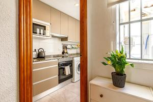 ロス・アルカサレスにあるCasa Jansiver - 450m de la playa, céntrica pero tranquilaのシンクとコンロのあるキッチン +20枚の写真